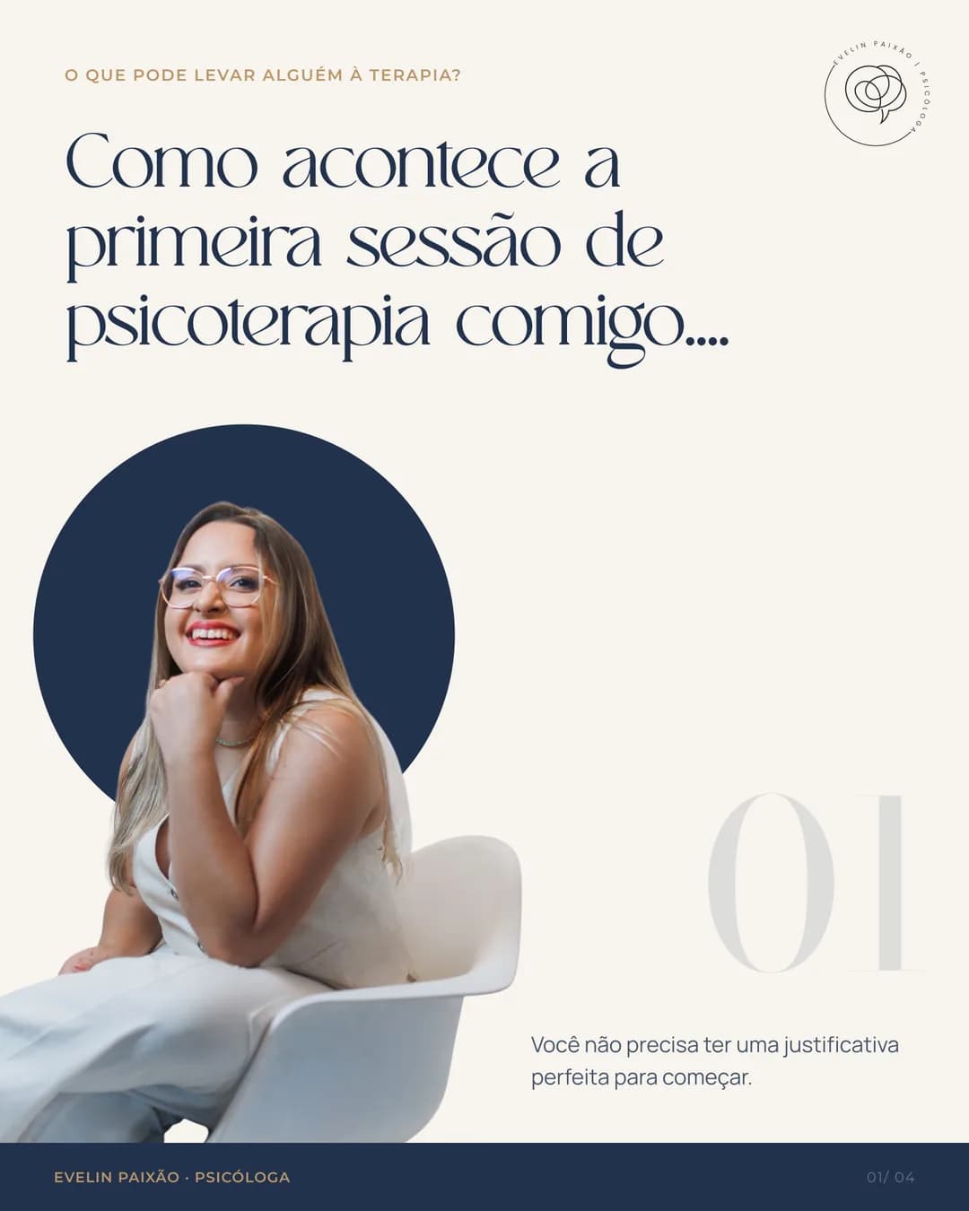 Capa do post “Como acontece a primeira sessão de psicoterapia comigo…”, sobre fundo claro, com Evelin Paixão sentada em uma cadeira branca.