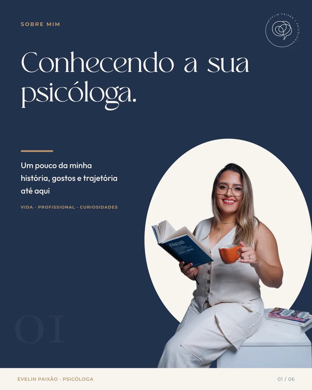 Capa do post “Conhecendo a sua psicóloga”, sobre fundo azul, com Evelin Paixão segurando um livro e uma xícara.